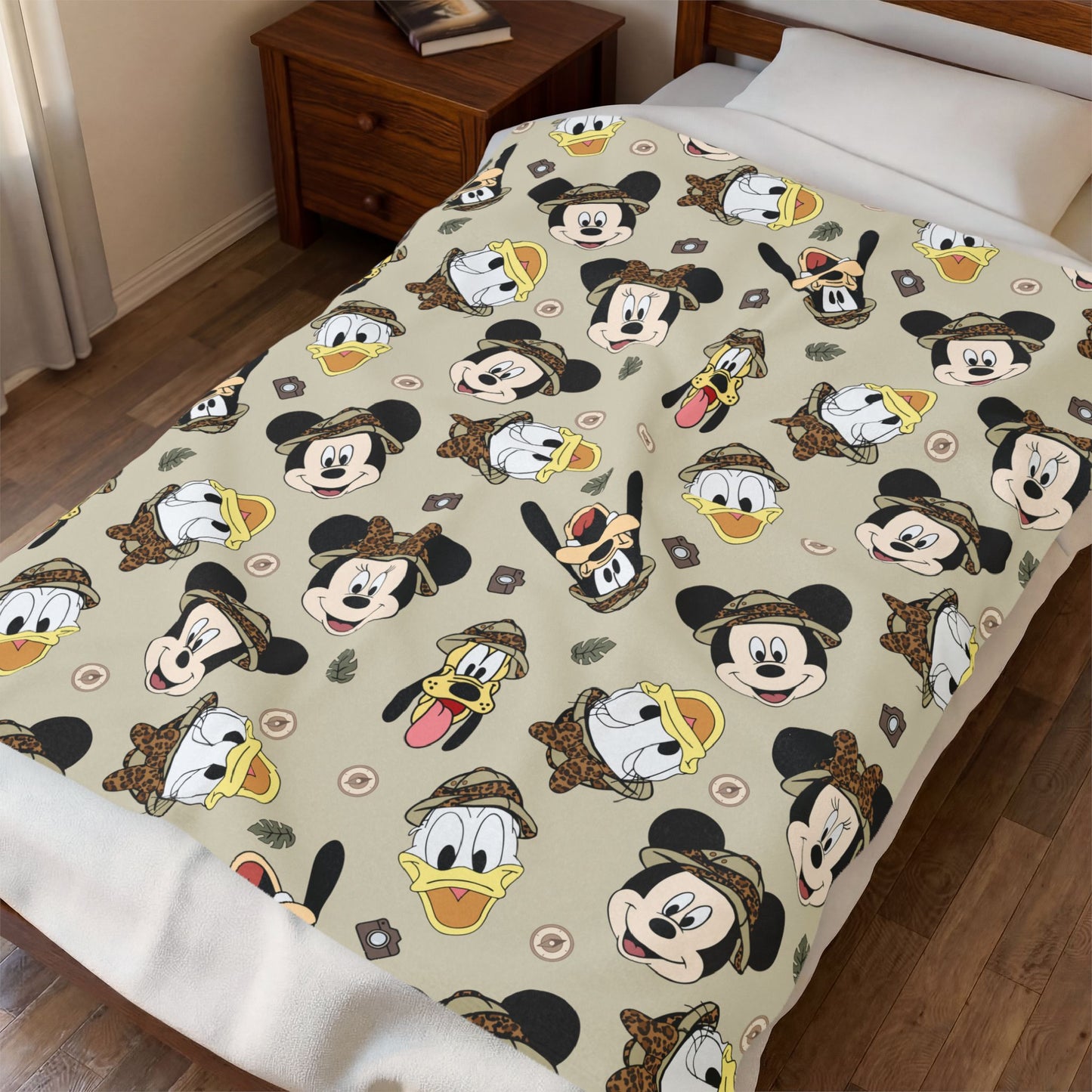 Mickey & Friends Velveteen Plush Blanket – Cute Disney Character Pattern